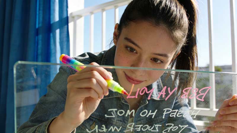 美女在玻璃上描字